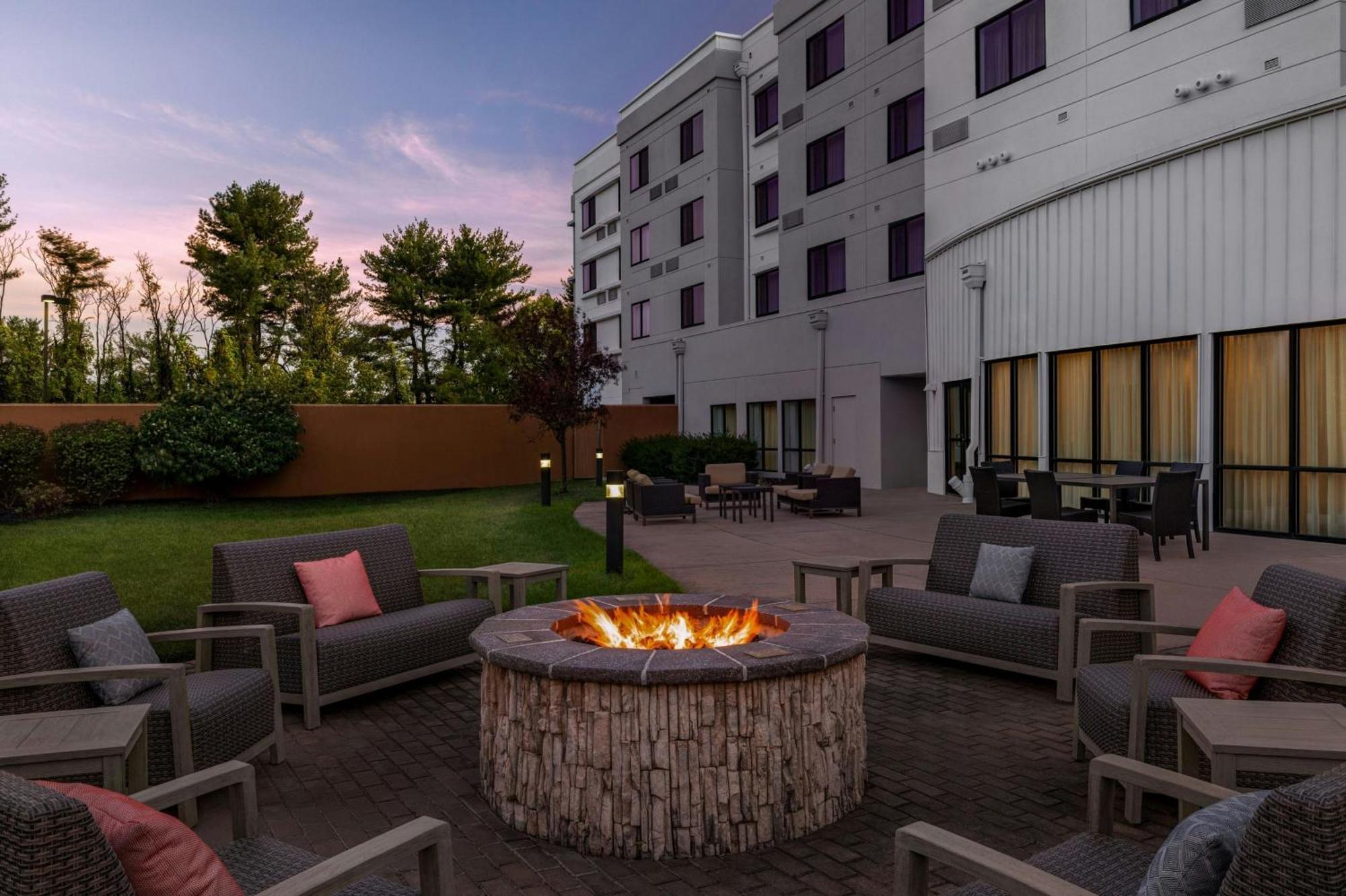 Courtyard Mt. Holly Westampton Hotel Eksteriør billede