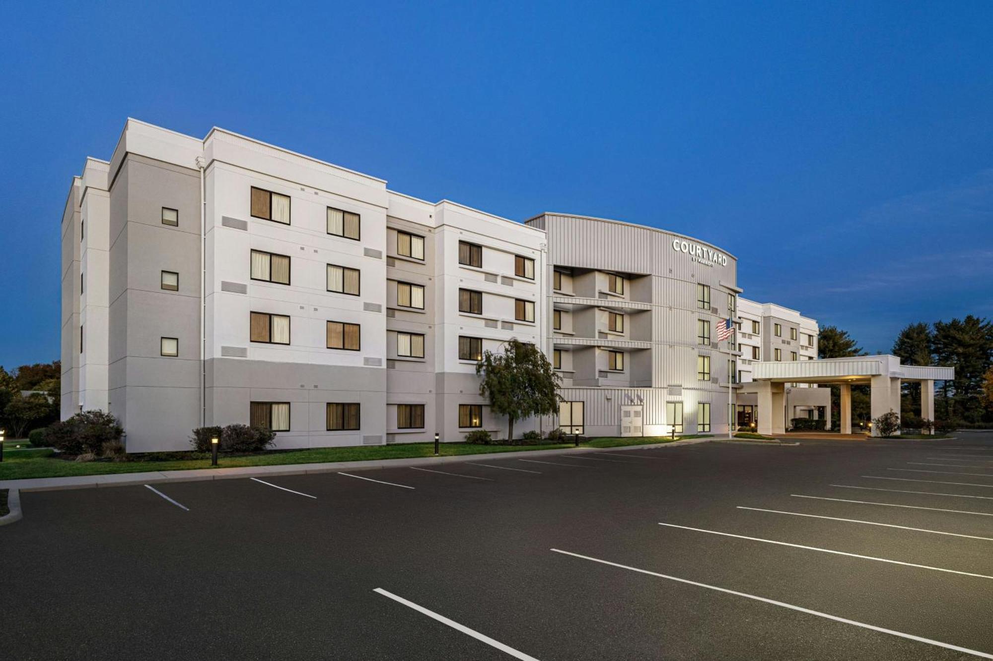 Courtyard Mt. Holly Westampton Hotel Eksteriør billede
